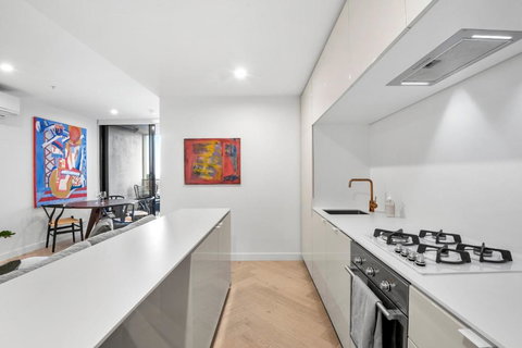 Artistic Urban Getaway Just Off Smith Street! - Queensland Tourism 3