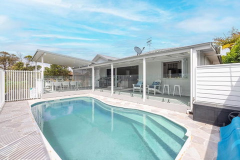 Ash Haven, 19 Ash St - Views, Pool, Air Con, Boat Parking, Wi-Fi - Queensland Tourism 2