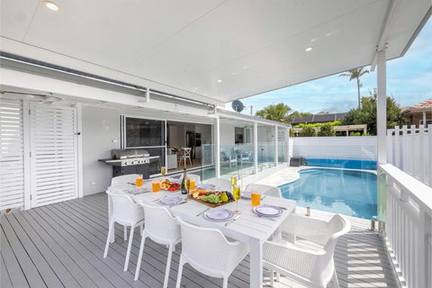 Ash Haven, 19 Ash St - Views, Pool, Air Con, Boat Parking, Wi-Fi - Queensland Tourism 1