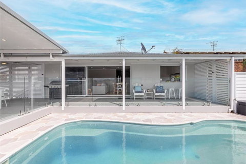 Ash Haven, 19 Ash St - Views, Pool, Air Con, Boat Parking, Wi-Fi - Queensland Tourism 3