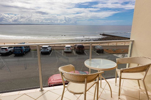 At The Beach, Debra Court Unit 5 - Queensland Tourism 3