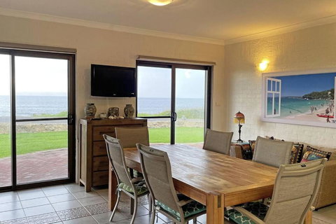 Augusta Beachfront - Watch The Whales Go By - Queensland Tourism 3