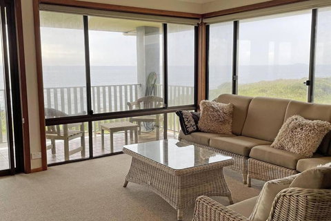 Augusta Beachfront - Watch The Whales Go By - Queensland Tourism 4