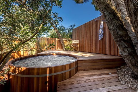 Aura Hot Tub Retreat - Unique Cedar Hot Tub Experience, 650m To Tyrone Foreshore - Queensland Tourism 0