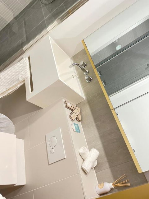 Avant - Queensland Tourism 1