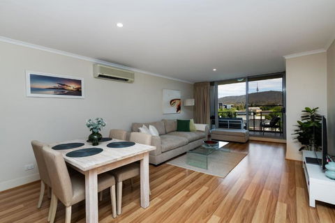 Avenue 16 - Queensland Tourism 1