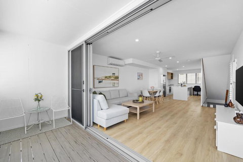 Azure River Side Townhouse - Queensland Tourism 4