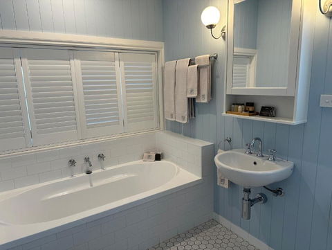 B & B On The Water - QLD Tourism 2