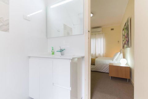 B5 Crawley Apartment 1 BRM & Sleepout Near UWA - QLD Tourism 2