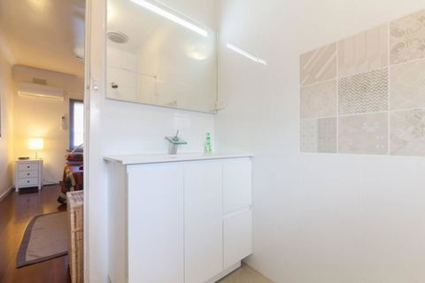 B7 Crawley Apartment 1 BRM & Sleepout Near UWA - QLD Tourism 0