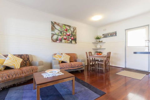 B7 Crawley Apartment 1 BRM & Sleepout Near UWA - QLD Tourism 4