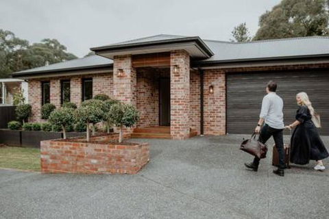 BADGER HOUSE - 4 Bed, 4 Bath, Stunning Entertainer Plus Fire - QLD Tourism 1