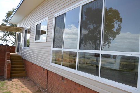 BATHURST GOLDFIELDS RESIDENCE On MOUNT PANORAMA - QLD Tourism 3