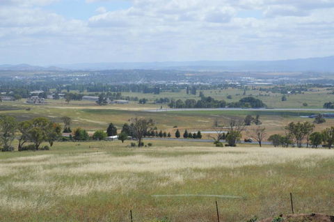 BATHURST GOLDFIELDS RESIDENCE On MOUNT PANORAMA - QLD Tourism 4