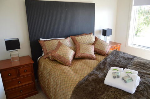 BATHURST GOLDFIELDS RESIDENCE On MOUNT PANORAMA - QLD Tourism 0