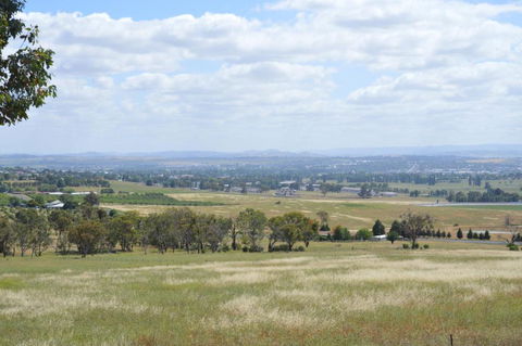 BATHURST GOLDFIELDS RESIDENCE On MOUNT PANORAMA - QLD Tourism 1