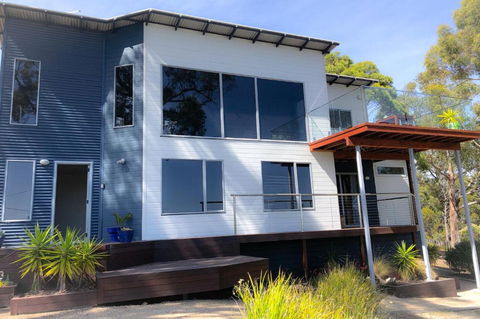 BAY OF FIRES BEACH SHACK Ocean Views From A Modern Beachhouse - QLD Tourism 0