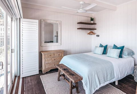 BAY PROPERTIES . Beach House Studio - QLD Tourism 3