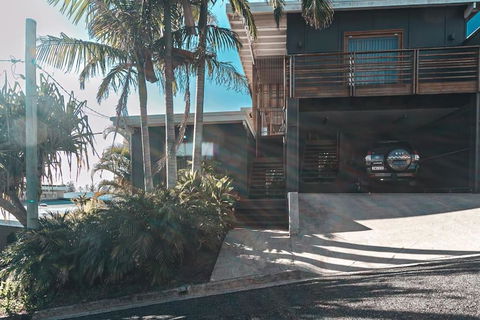 BAY PROPERTIES . The Big Chill - QLD Tourism 1