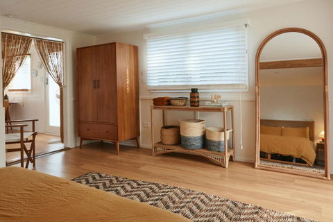 BAY PROPERTIES . The Sailors Bungalow - QLD Tourism 4