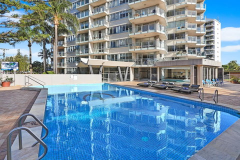 Pacific Regis Beachfront Holiday Apartments - QLD Tourism 3