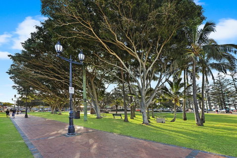 Pacific Regis Beachfront Holiday Apartments - QLD Tourism 18