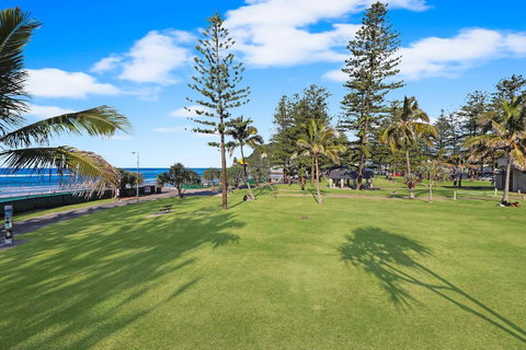 Pacific Regis Beachfront Holiday Apartments - QLD Tourism 15