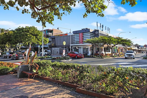 Pacific Regis Beachfront Holiday Apartments - QLD Tourism 16