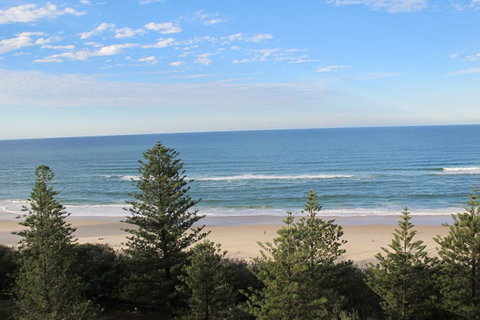 Pacific Regis Beachfront Holiday Apartments - QLD Tourism 11