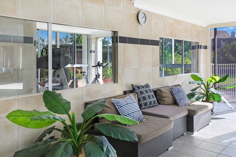 Pacific Regis Beachfront Holiday Apartments - QLD Tourism 7