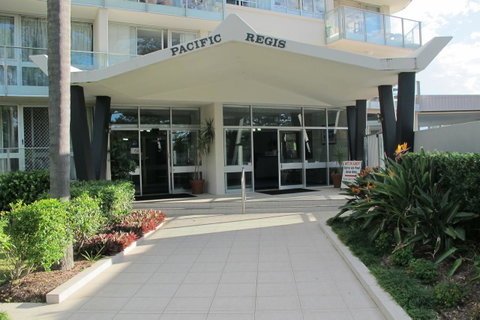 Pacific Regis Beachfront Holiday Apartments - QLD Tourism 10