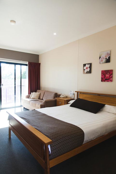 Eastgate On The Range Motel - QLD Tourism 39