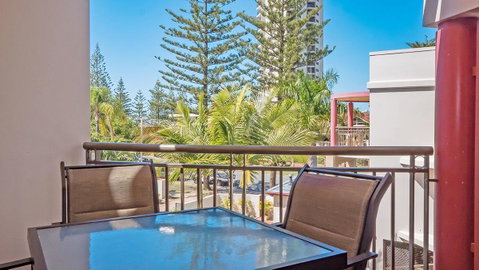 Burleigh On The Beach - QLD Tourism 2