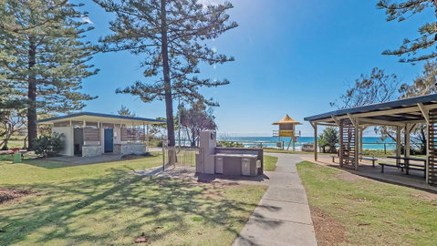 Burleigh On The Beach - QLD Tourism 9