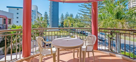 Burleigh On The Beach - QLD Tourism 13