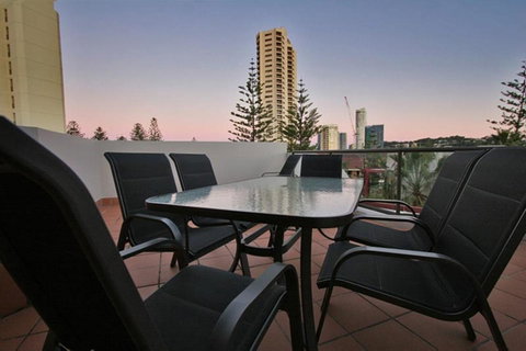 Burleigh On The Beach - QLD Tourism 29