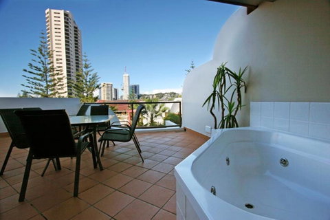 Burleigh On The Beach - QLD Tourism 32