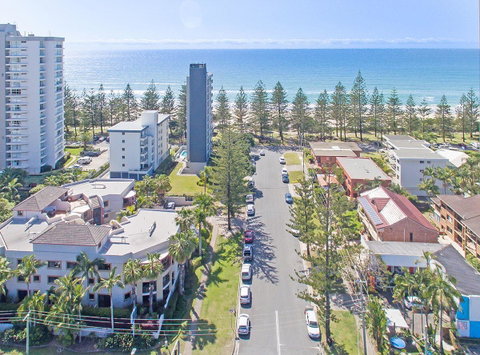 Burleigh On The Beach - QLD Tourism 4