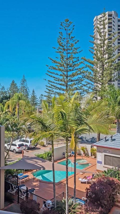 Burleigh On The Beach - QLD Tourism 23