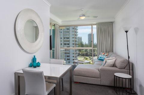 Maldives Resort Main Beach, Gold Coast - QLD Tourism 11