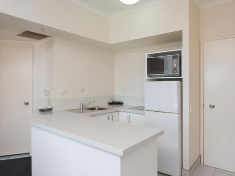 Maldives Resort Main Beach, Gold Coast - QLD Tourism 10