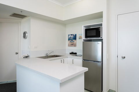 Maldives Resort Main Beach, Gold Coast - QLD Tourism 24