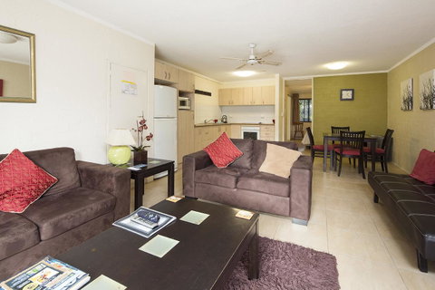 Burleigh Palms Holiday Apartments - QLD Tourism 36