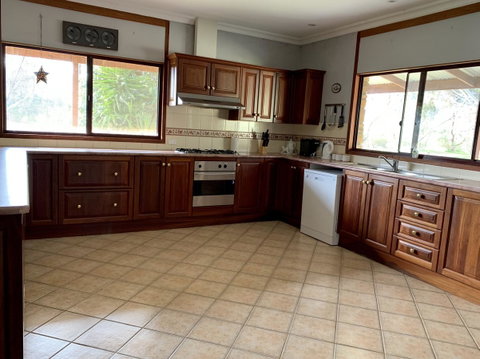 Beeâ€™s Place - 3 Bedroom Home On 10 Acres Of Land With Distant Ocean Views - QLD Tourism 2