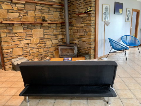 Beeâ€™s Place - 3 Bedroom Home On 10 Acres Of Land With Distant Ocean Views - QLD Tourism 3