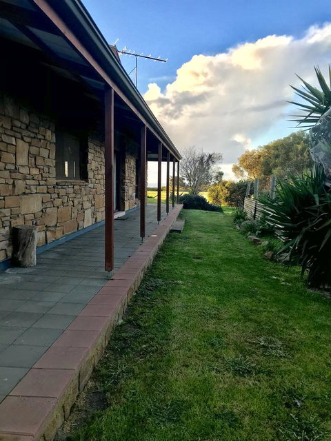 Beeâ€™s Place - 3 Bedroom Home On 10 Acres Of Land With Distant Ocean Views - QLD Tourism 18