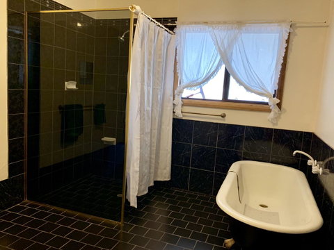 Beeâ€™s Place - 3 Bedroom Home On 10 Acres Of Land With Distant Ocean Views - QLD Tourism 9