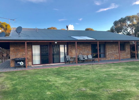 Beeâ€™s Place - 3 Bedroom Home On 10 Acres Of Land With Distant Ocean Views - QLD Tourism 11