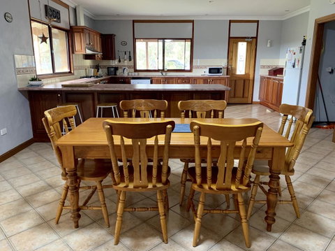 Beeâ€™s Place - 3 Bedroom Home On 10 Acres Of Land With Distant Ocean Views - QLD Tourism 1