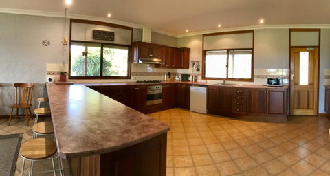 Beeâ€™s Place - 3 Bedroom Home On 10 Acres Of Land With Distant Ocean Views - QLD Tourism 16